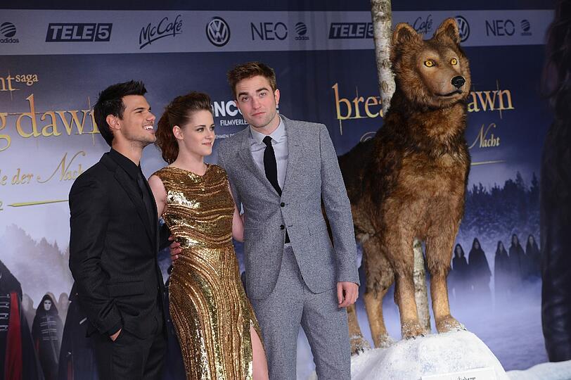 Ausnahmezustand am Freitagabend in Berlin: Bei der Premiere des letzten Teils der Twilight-Saga trafen die Stars Robert Pattinson, Kirsten Stewart, Taylor Lautner und Co. auf jede Menge kreischende und jubelnde Fans. Und zahlreiche Promis wollten sich das Kinoerlebnis ebenfalls nicht entgehen lassen. Sehen Sie hier die Bilder vom roten Teppich und lesen Sie im Text die AZ-Kritik zu "Breaking Dawn 2"...