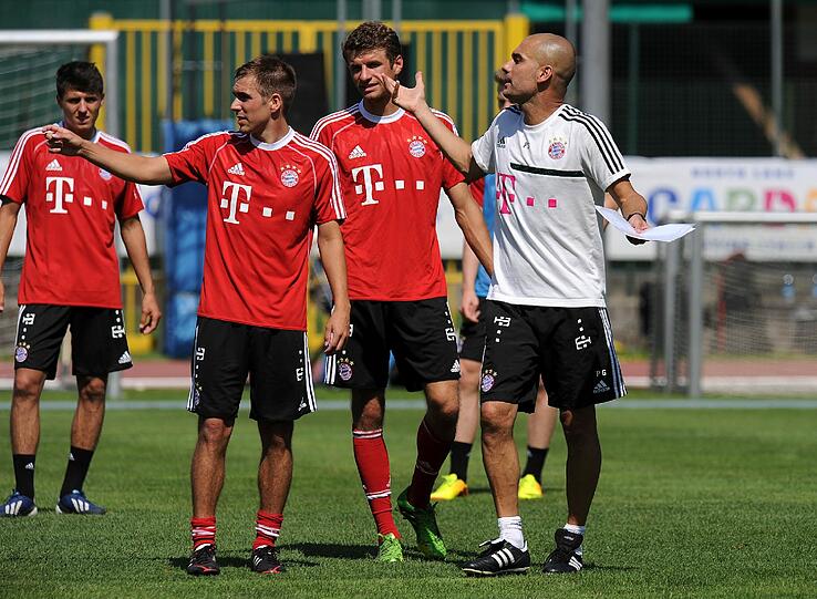 Philipp Lahm (li.), Thomas Müller und Pep GuardiolaUm 10 Uhr Morgens standen die Profis des FC Bayern schon auf dem Trainingsgelände in Riva. Heute Abend gibt's noch ein Spiel gegen eine Fanauswahl im "Paulaner Cup des Südens". Sehen Sie hier die Bilder von Tag 2.