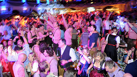 Wiesn-Party ohne Sperrstunde: So schön ist es im Wiesnzelt am Stiglmaierplatz.