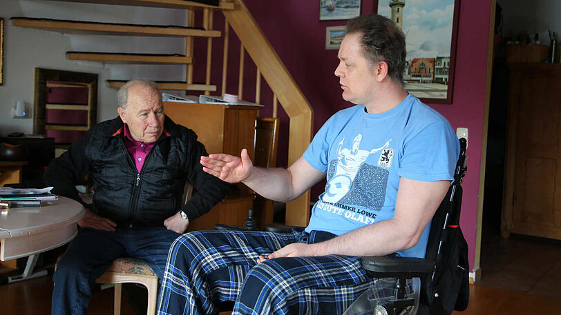 Olaf Bodden (r.) zuhause mit seinem guten Freund Karsten Wettberg.