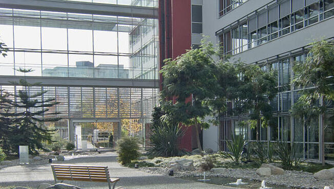 Das “aviva” in der Carl-Wery-Straße war 2003 der erste Bürokomplex in Europa, der nach den Jahrtausende alten Regeln des Feng-Shui konzipiert wurde. Das “aviva” in der Carl-Wery-Straße war 2003 der erste Bürokomplex in Europa, der nach den Jahrtausende alten Regeln des Feng-Shui konzipiert wurde.