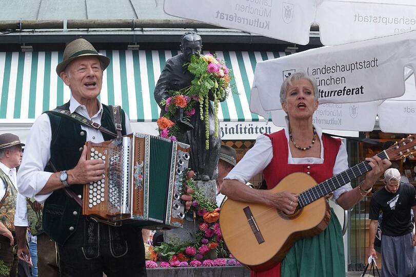 Schausteller, Musiker, Tänzer und Kabarettisten: Die Bilder vom Brunnenfest am Viktualienmarkt.