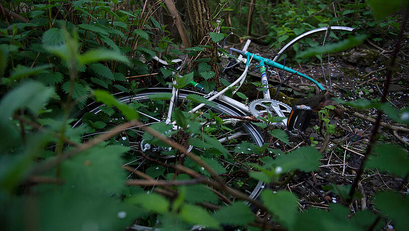 Ein Unbekannter springt aus dem Gebüsch und zieht eine 25-Jährige von ihrem Fahrrad. Ein Unbekannter springt aus dem Gebüsch und zieht eine 25-Jährige von ihrem Fahrrad.