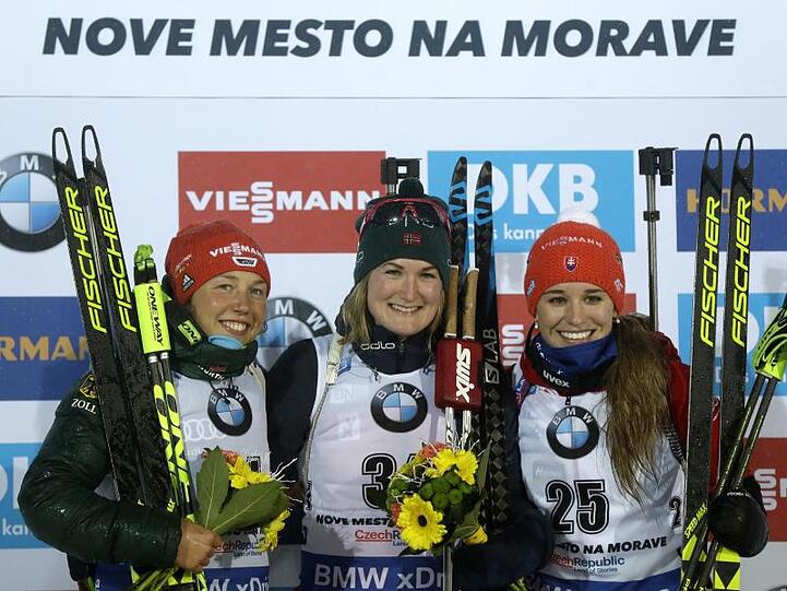 Nach dem Sprint auf dem Podest: Die Zweite Laura Dahlmeier (l-r) neben Siegerin Marte Olsbu Röiseland und Paulina Fialkova.