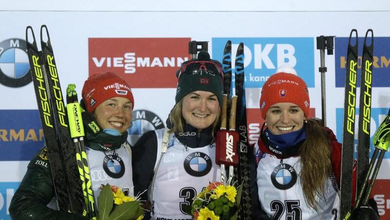Nach dem Sprint auf dem Podest: Die Zweite Laura Dahlmeier (l-r) neben Siegerin Marte Olsbu Röiseland und Paulina Fialkova. Nach dem Sprint auf dem Podest: Die Zweite Laura Dahlmeier (l-r) neben Siegerin Marte Olsbu Röiseland und Paulina Fialkova.