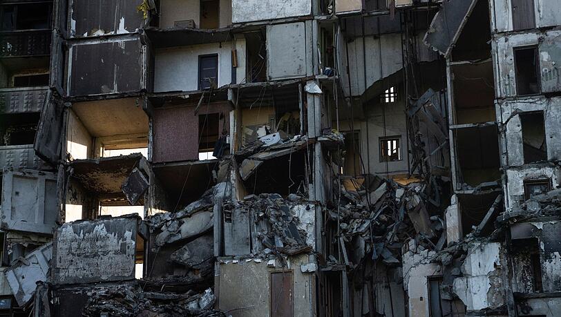 Blick auf ein Gebäude, das bei einem russischen Angriff in Charkiw, Ukraine, zerstört wurde.