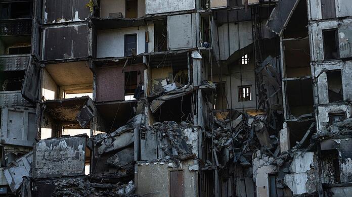 Blick auf ein Gebäude, das bei einem russischen Angriff in Charkiw, Ukraine, zerstört wurde.