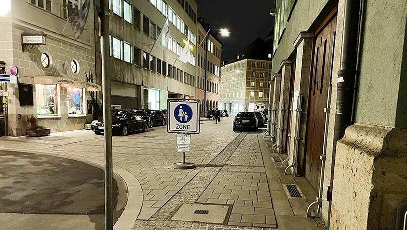 Das Schild ist eindeutig: Fußgängerzone! Trotzdem wird während des Gottesdienstes alles zugeparkt.