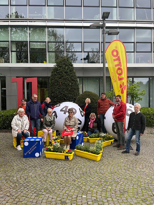 Insgesamt 25 AZ-Leserinnen und AZ-Leser konnten sich über Blumenkästen mit bienengerechter Bepflanzung freuen. Insgesamt 25 AZ-Leserinnen und AZ-Leser konnten sich über Blumenkästen mit bienengerechter Bepflanzung freuen.
