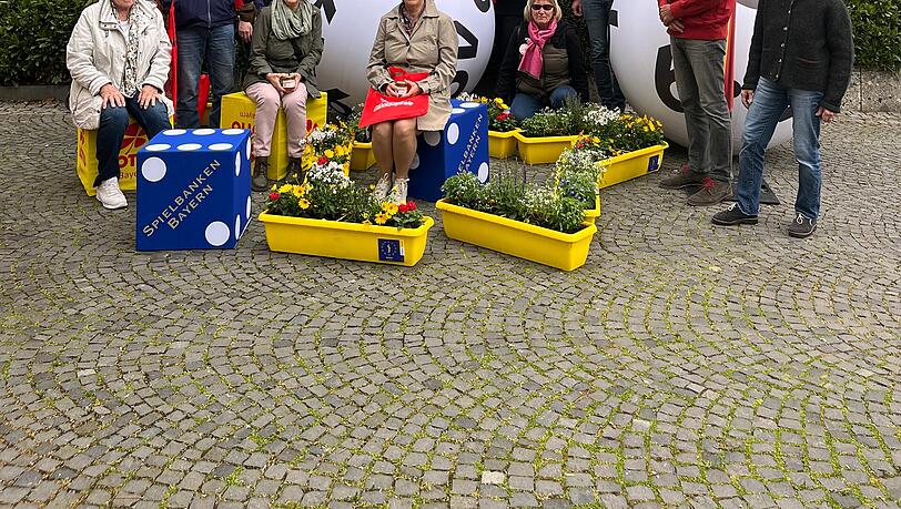 Insgesamt 25 AZ-Leserinnen und AZ-Leser konnten sich über Blumenkästen mit bienengerechter Bepflanzung freuen. Insgesamt 25 AZ-Leserinnen und AZ-Leser konnten sich über Blumenkästen mit bienengerechter Bepflanzung freuen.