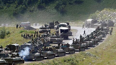 Russische Panzer fahren am 9. August 2008 nach Zchinwali, die Hauptstadt von Georgiens abtrünniger Region Südossetien.