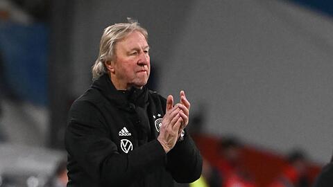 Trifft mit Deutschlands Fußballerinnen auf Frankreich: Horst Hrubesch.