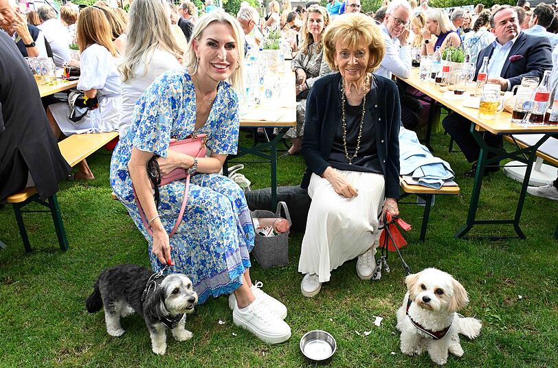 Yvonne Förg und Charlotte Knobloch sind auf den Hund gekommen