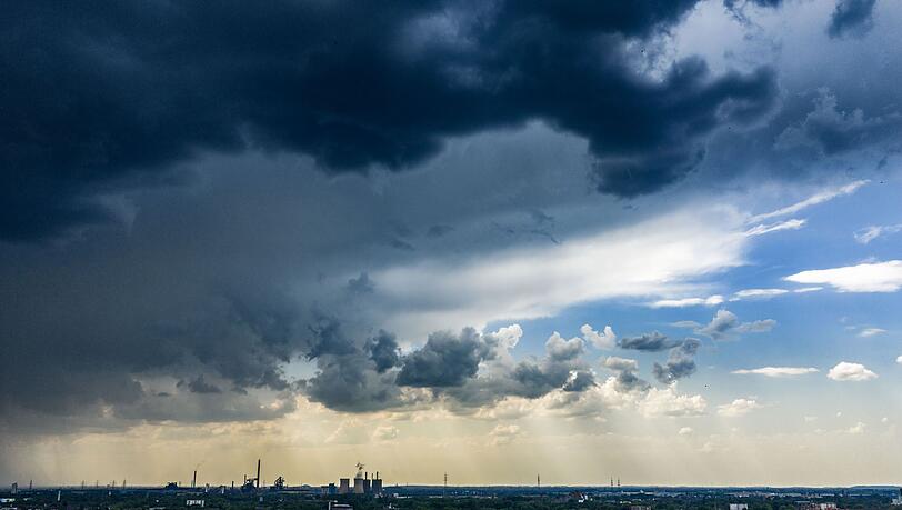 Im Nordwesten sorgten starke Gewitter und Unwetter zu umgestürzten Bäumen und vollgelaufenen Kellern.