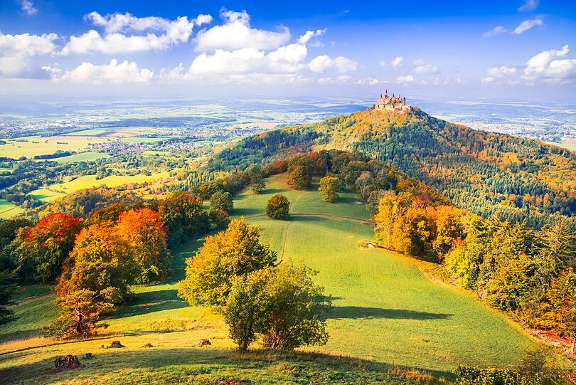 Auch in der Schwäbischen Alb zeigt sich der Indian Summer von seiner prachtvollen Seite. Auf den Hügeln leuchten die Laubwälder in kräftigem Rot und Gold, während in den Tälern ein weiches, warmes Licht die Landschaft verzaubert. Besonders eindrucksvoll ist der Anblick der Burg Hohenzollern, die wie ein Märchenschloss hoch über dem bunt gefärbten Zollerberg thront. Auch in der Schwäbischen Alb zeigt sich der Indian Summer von seiner prachtvollen Seite. Auf den Hügeln leuchten die Laubwälder in kräftigem Rot und Gold, während in den Tälern ein weiches, warmes Licht die Landschaft verzaubert. Besonders eindrucksvoll ist der Anblick der Burg Hohenzollern, die wie ein Märchenschloss hoch über dem bunt gefärbten Zollerberg thront.