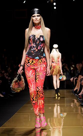 Leder, Nieten und knallige Farben dominieren die "Versace for H&M" Kollektion für Frauen und Männer.