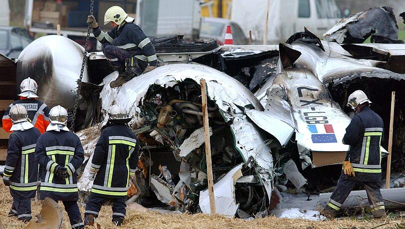 Rettungshelfer stehen am 06.11.2002 am Wrack einer Maschine vom Typ Fokker 50 der Luxair, die bei Niederanven abgestürzt ist. Der Flug der Luxair-Maschine von Berlin nach Luxemburg endete mit einer tödlichen Katastrophe. Rettungshelfer stehen am 06.11.2002 am Wrack einer Maschine vom Typ Fokker 50 der Luxair, die bei Niederanven abgestürzt ist. Der Flug der Luxair-Maschine von Berlin nach Luxemburg endete mit einer tödlichen Katastrophe.