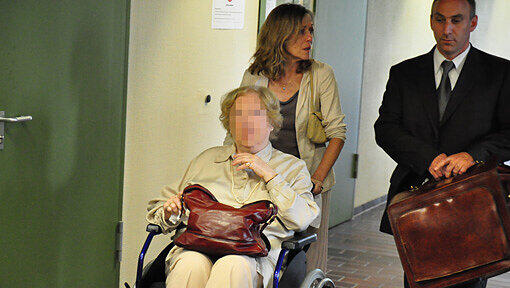 Sie holt Hilfe für ihren krebskranken Mann († 82), der aus dem Bett gefallen ist. Als der Rettungsdienst ihn in ein Krankenhaus bringen will, gibt es Streit. Sie holt Hilfe für ihren krebskranken Mann († 82), der aus dem Bett gefallen ist. Als der Rettungsdienst ihn in ein Krankenhaus bringen will, gibt es Streit.