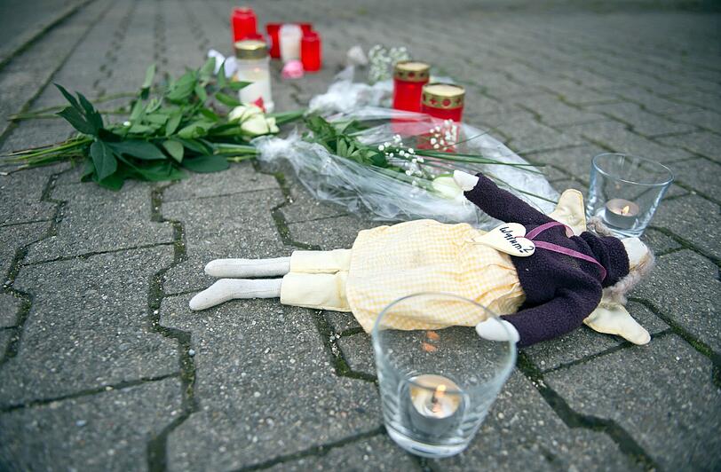 Nach dem Mord an zwei Mädchen in Köngen ist die Mutter verhaftet worden. Der Ort befindet sich im Schock-Zustand. Bilder von der Trauer und vom Tatort.