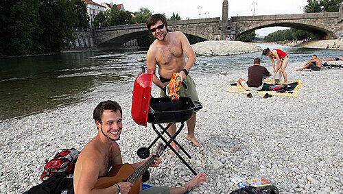 Grillen an der Isar gehört für die Münchner seit Jahrzehnten zum Pflichtprogramm im Sommer. Grillen an der Isar gehört für die Münchner seit Jahrzehnten zum Pflichtprogramm im Sommer.