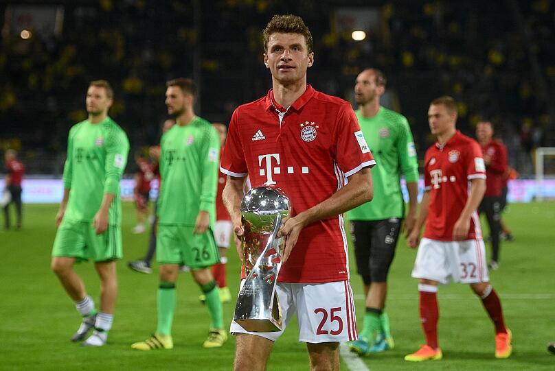 7. FC Bayern: Mit diesem "Poloshirt" ganz in Rot mit weißen Akzenten sind die Bayern weniger innovativ als in den Jahren zuvor. Der tonige Streifenlook wirkt zwar edel, aber wenig dynamisch. Viel zu brav für diese starken Jungs! Die Einzigartigkeit fehlt hier für einen einzigartig guten Verein. Von Weitem kann das Trikot mit dem der Mainzer verwechselt werden.