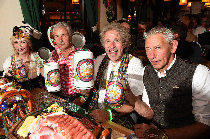 Zum Wohl: Der ehemalige Berlin-Bürgermeister Klaus Wowereit (2.v.l, SPD) prostet mit Showmaster Thomas Gottschalk (2.v.r) und seiner Frau Thea (l) und dem Wirt des Marstall-Zeltes Siegfried Able (r).