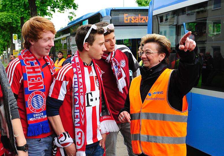 Die Anreise zur Allianz Arena funktionierte auch dank guter Beratung noch reibungslos. Sehr eng wurde es nach Spielende.