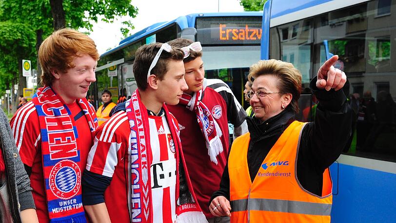 Die Anreise zur Allianz Arena funktionierte auch dank guter Beratung noch reibungslos. Sehr eng wurde es nach Spielende. Die Anreise zur Allianz Arena funktionierte auch dank guter Beratung noch reibungslos. Sehr eng wurde es nach Spielende.