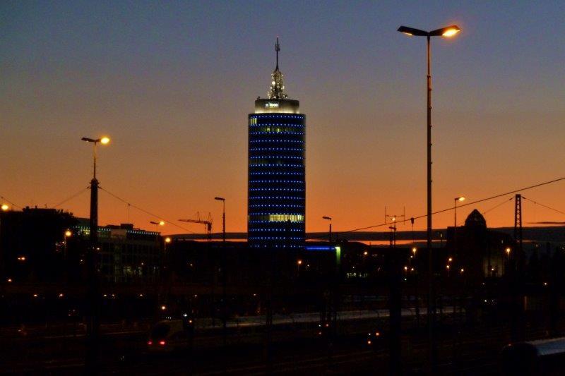 die luxuriöse blaue Festbeleuchtung, die dem Büroturm auf der anderen Seite der Donnersberger Brücke ganzjährig spendiert wird ...