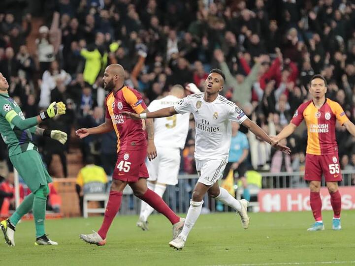 Rodrygo (M) von Real Madrid feiert sein erstes Tor vor den enttäuschten Spieler von Galatasaray.
