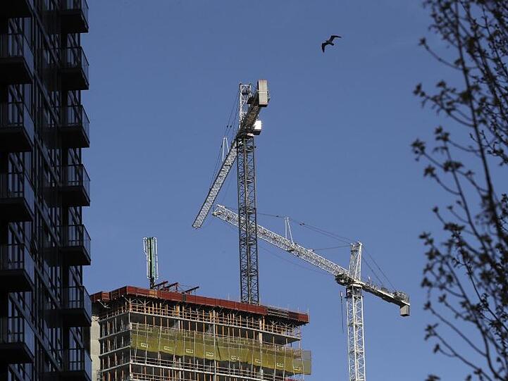 Eine stillgelegte Baustelle in der Innenstadt von Seattle. Die meisten Bauprojekte in der Stadt sind ausgesetzt, da die Menschen wegen des Ausbruchs des Coronavirus angewiesen wurden, zu Hause zu bleiben und zu arbeiten.