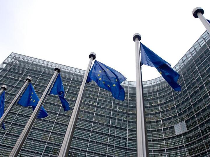 EU-Flaggen wehen vor dem Gebäude der EU-Kommission. Die EU hat die Verbraucherrechte in Europa gestärkt.