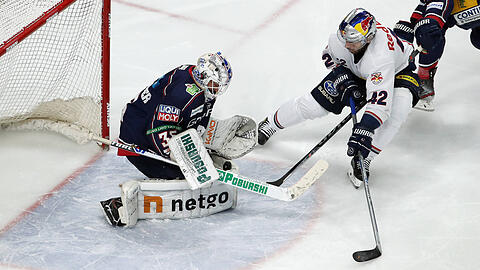 Der Münchner Yasin Ehliz scheitert in dieser Szene an Berlins Goalie Mathias Niederberger.