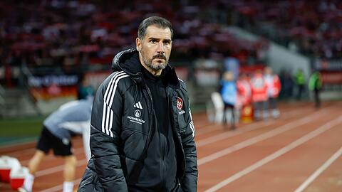 Nürnbergs Trainer Cristian Fiel steht vor Spielbeginn am Spielfeldrand.