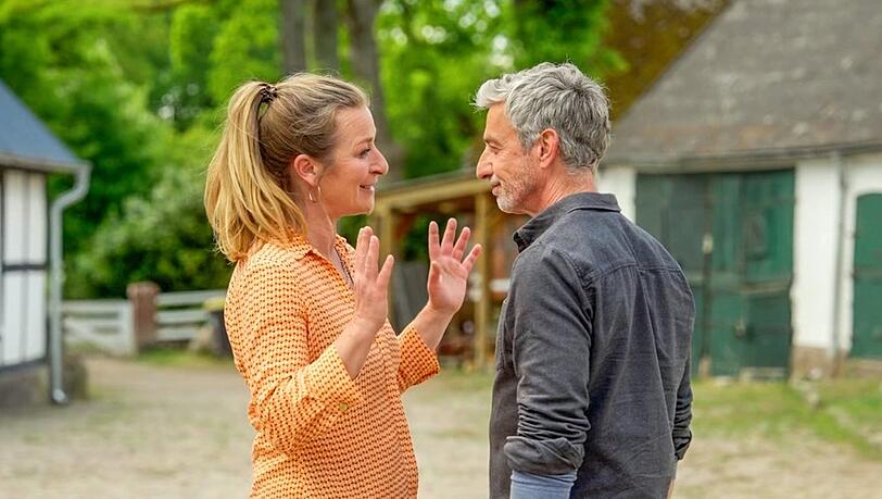 "Rote Rosen": Carla (l.) fühlt sich von allen Seiten kritisiert, auch von Gunter (r.). "Rote Rosen": Carla (l.) fühlt sich von allen Seiten kritisiert, auch von Gunter (r.).