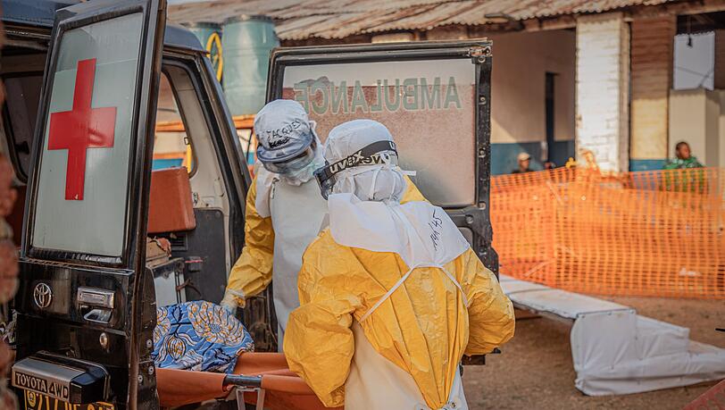 Ein mit dem Ebola-Virus infizierter Mediziner, der nach seiner Rückkehr aus dem Kongo in Frankreich in eine Klinik kam, gilt nun als genesen (Archivbild). Ein mit dem Ebola-Virus infizierter Mediziner, der nach seiner Rückkehr aus dem Kongo in Frankreich in eine Klinik kam, gilt nun als genesen (Archivbild).