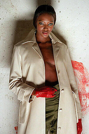 Nix drunter: So will es der Designer des Timister Modehauses. Der Ledermantel steht Naomi auch so ganz gut.