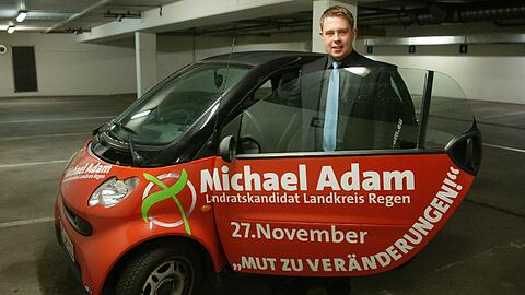 Mit diesem roten Flitzer fährt SPD-Mann Michael Adam bis Sonntag durch den Wahlkampf.