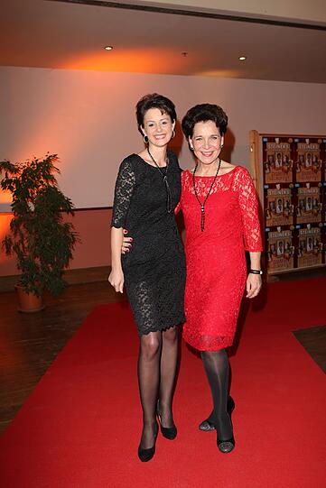 Eine schöner als die andere: Gerda Steiner (rechts) mit ihrer Tochter Sandra zur Jubiläumstournee "30 Jahre Steiners Theaterstadl" am Dienstag im Paulaner am Nockherberg.