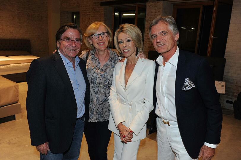Elmar Wepper und Frau Anita mit Eva Golz und Mann Thomas Golz bei der Eröffnung des Betten Concept Store am 29.08.2013 in München.