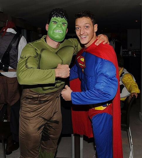 Hulk und Superman - Lukas Podolski und Mesut Ösil.