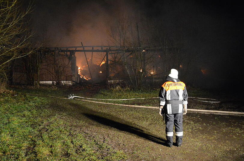 War es die Tat eines Feuerteufels? In Hungerham im Kreis Landshut fackelte eine Scheune ab.