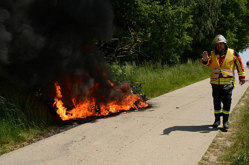 Ein brennendes Quad drohte einen Waldbrand auszulösen. Die Feuerwehr konnte die Katastrophe verhindern.