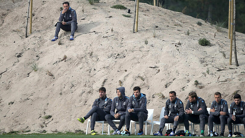Trainer Vitor Pereira verschaffte sich von der Sanddüne einen Überblick.