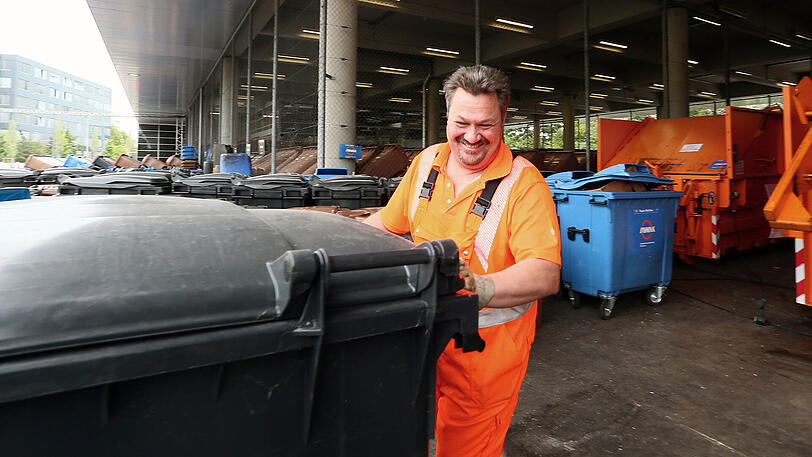 Manfred Stockbauer sucht eine greislige Tonne.