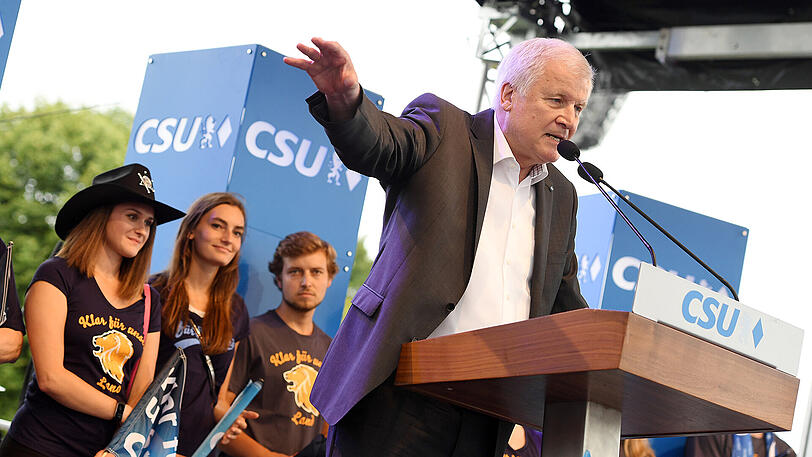 Feiert seinen "Bayernplan", seine Partei &ndash; und lobt Kanzlerin Angela Merkel als "Stabilitätsanker": CSU-Chef Horst Seehofer gestern beim Bürgerfest im Olympiapark. Hinter den Kulissen dürfte Bayerns Ministerpräsident aber schon an seiner Kabinettsumbildung feilen.