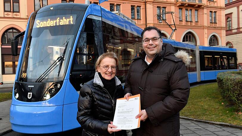 Regierungspräsidentin Maria Els überreicht MVG-Chef Ingo Wortmann die Zulassung für die neuen Züge.