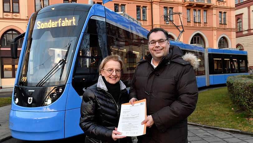 Regierungspräsidentin Maria Els überreicht MVG-Chef Ingo Wortmann die Zulassung für die neuen Züge. Regierungspräsidentin Maria Els überreicht MVG-Chef Ingo Wortmann die Zulassung für die neuen Züge.