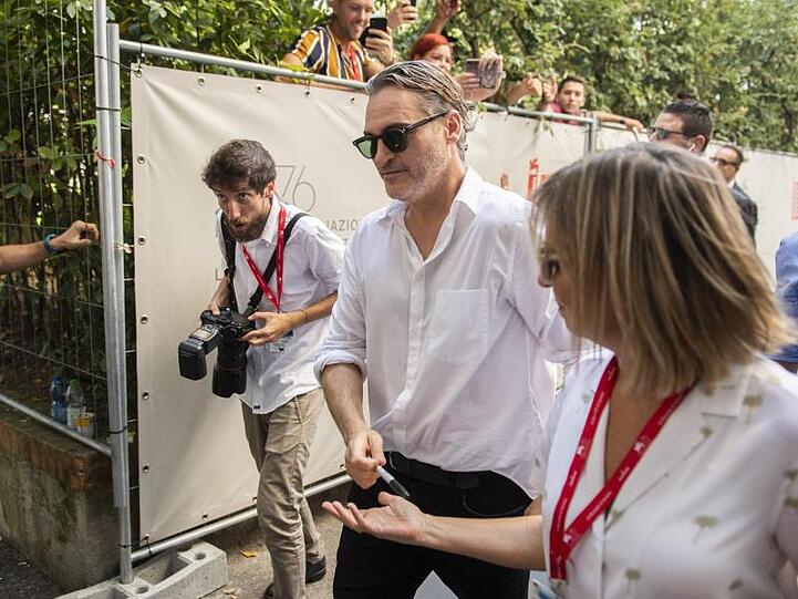 Joaquin Phoenix (M) verkörpert den legendären Batman-Gegenspieler Joker. Fotos: Arthur Mola/Invision/AP