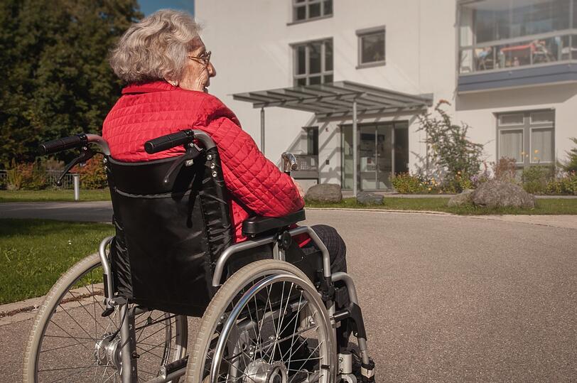 Eine Heimbewohnerin im Rollstuhl - viele Pflegebedürftige verbringen ihre letzten Tage in Kliniken. (Symbolbild)